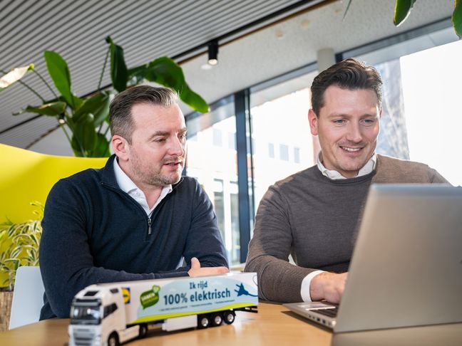 Ruud manager logistieke inkoop & innovaties achter laptop met collega