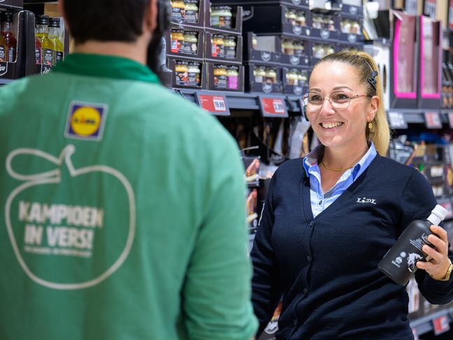 Tonnie assistent supermartkmanager met collega