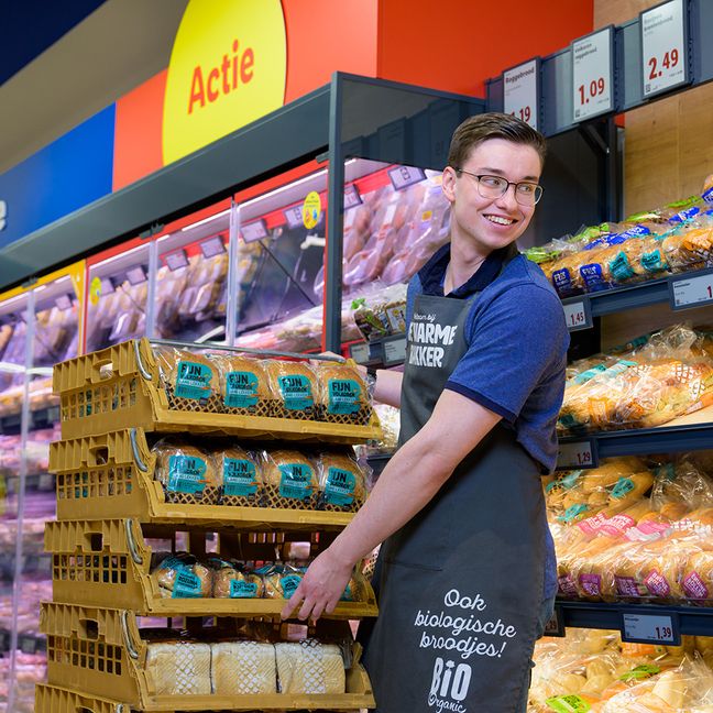 Lidl hulpkracht vult de broodafdeling met vers brood