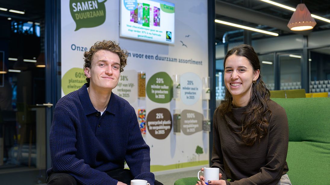 Twee stagiaires van Lidl Campus huizen vergaderen bij zithoek