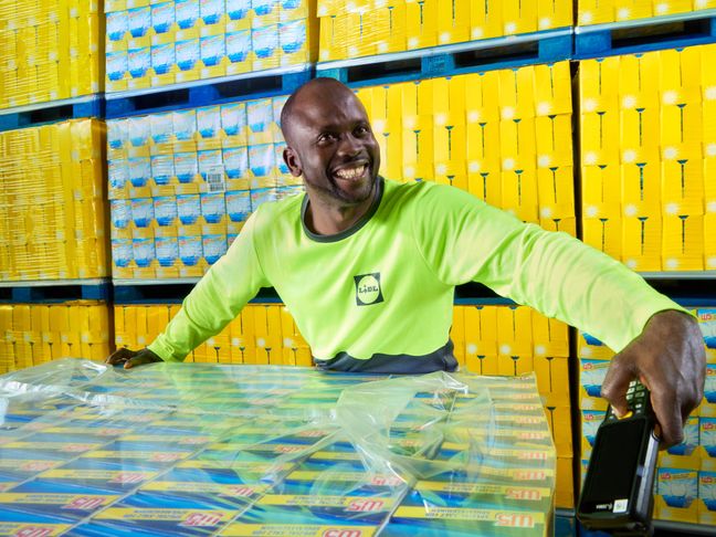 Mitarbeiter mit Palette im Logistiklager