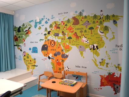 Wand im Eltern-Kind-Büro mit einer Weltkarte.