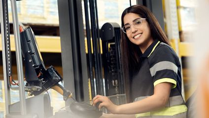Staplerfahrerin im Logistikzentrum