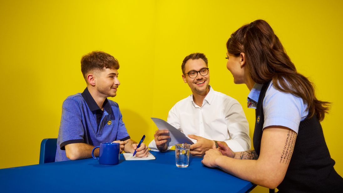 Verkaufsmitarbeiter in Besprechung