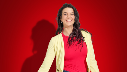 Collega sorridente guarda in camera felice