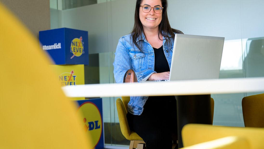 Teamleider verkoopsecretariaat achter laptop Lidl campus Huizen