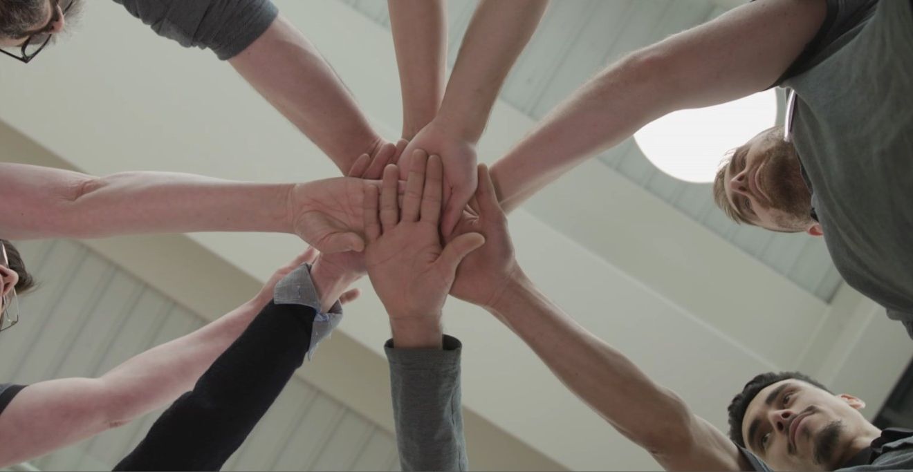 equipo unido manos