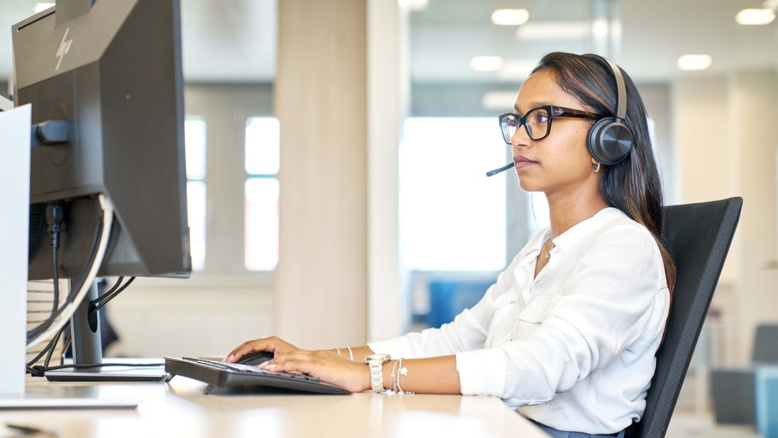 Collega al telefono