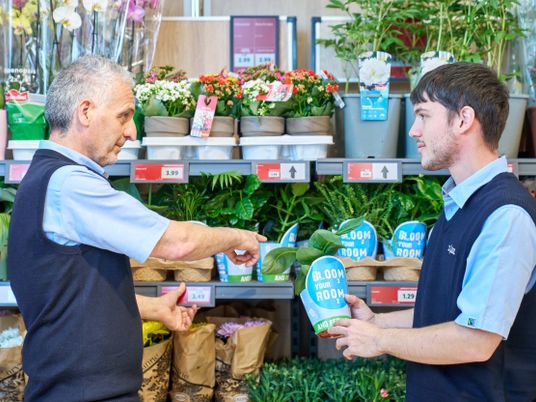 tutor e apprendista in punto vendita area fiori e piante