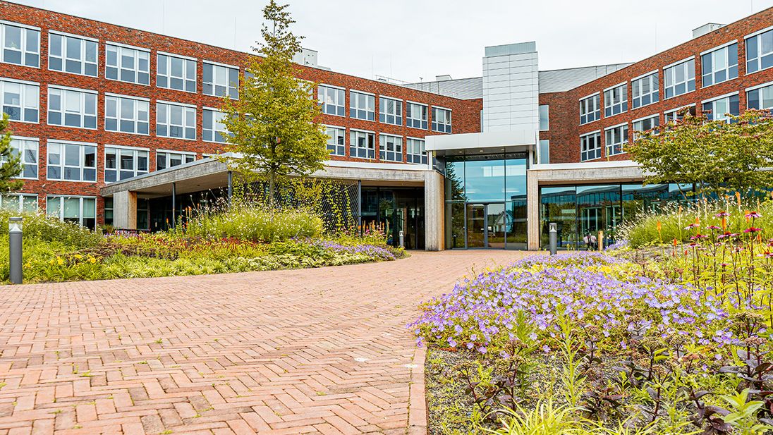 De groene entree van de Lidl Campus in Huizen