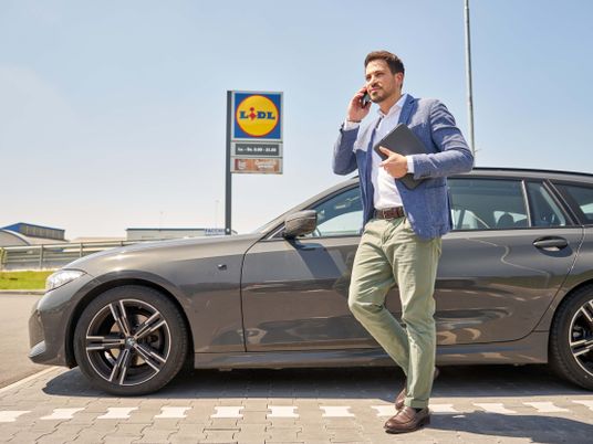 area manager in arrivo con auto in punto vendita