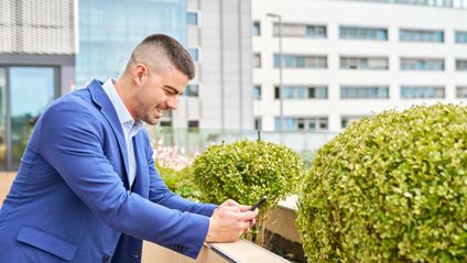 Collega al telefono in terrazzo