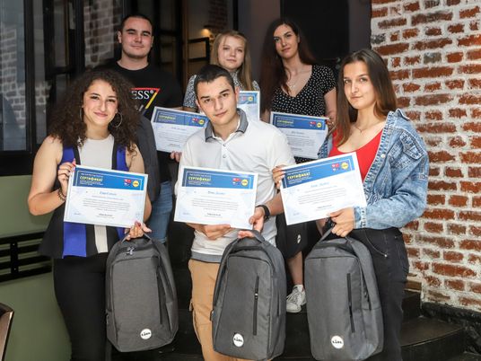 Втори випуск дуални ученици завършват в Lidl. На церемонията по връчване на сертификати от компанията.