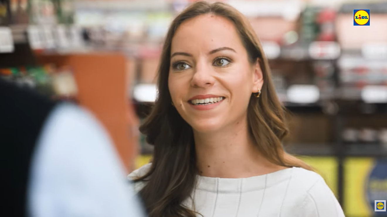 Eine Verkaufsleiterin steht in einer Lidl-Filiale