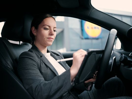 Verkaufsleiterin im Auto