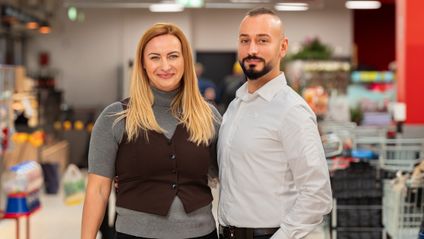 Manažérka predajne s vedúcim oddelenia v obchode