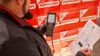 Logistikmitarbeiter von Kaufland überprüft mit einem MDE-Gerät die verladene Ware und die Warenbegleitpapiere.