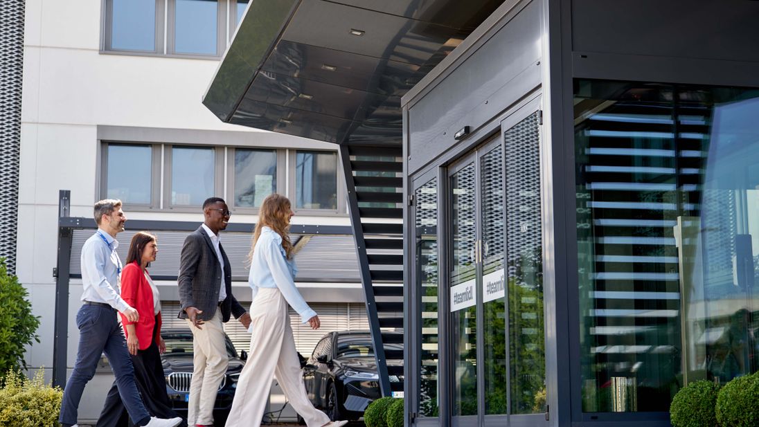 colleghi entrano nel nostro Headquarter