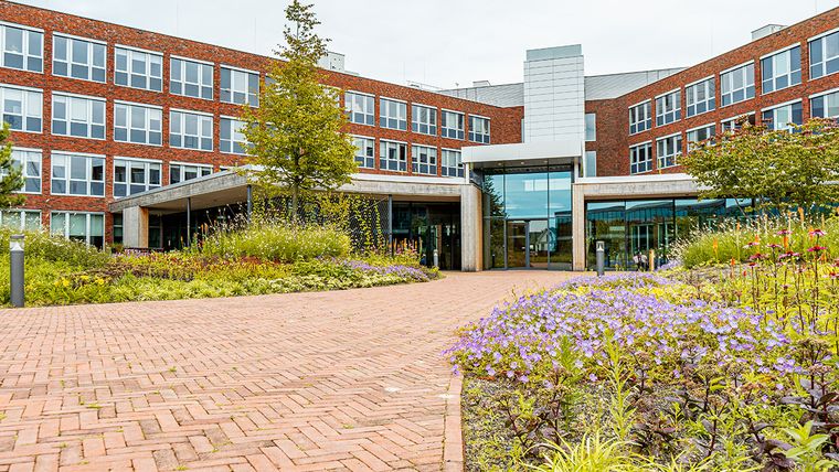 De groene entree van de Lidl Campus in Huizen