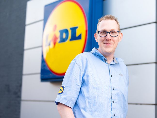Patrick assistent supermarktmanaher buiten Lidl winkel
