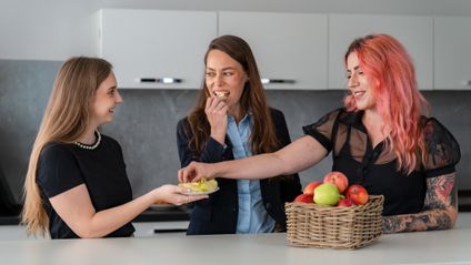 asistentky pri ochutnávke ovocia v kuchynke
