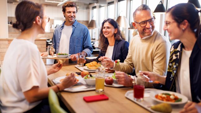 Beim Mittagessen: Kaufland-Mitarbeiter genießen ihre Pause in unserer freundlichen und hellen Kantine.