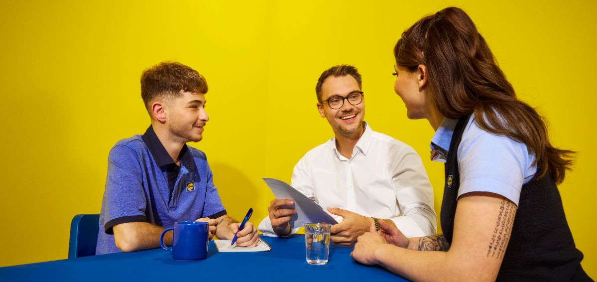 Verkaufsmitarbeiter in Besprechung