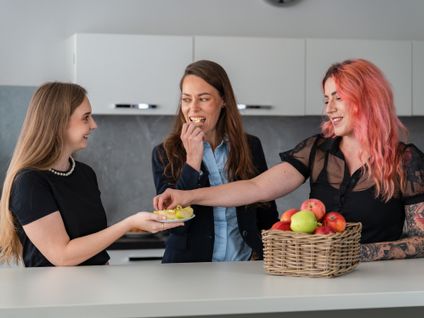 asistentky pri ochutnávke ovocia v kuchynke