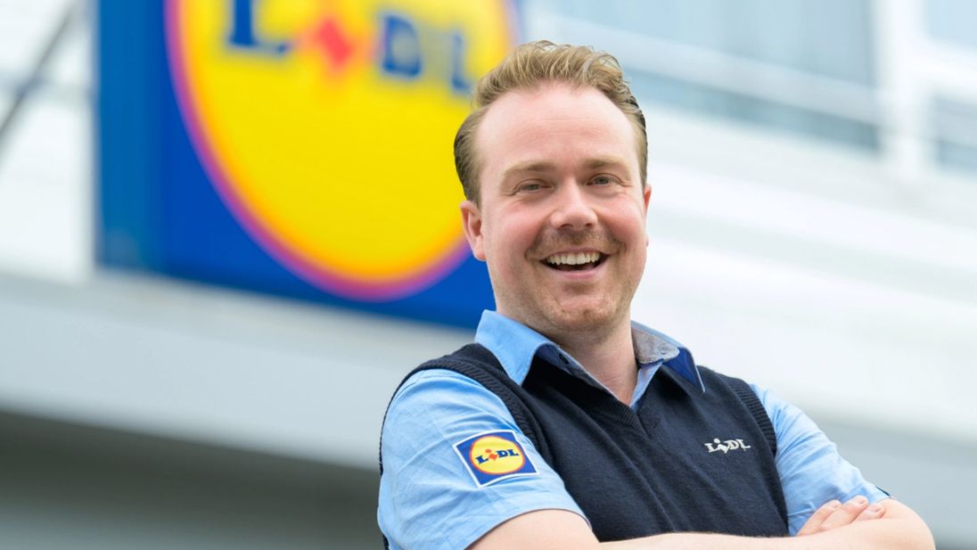 Supermarktmanager Mike staat voor Lidl winkel logo