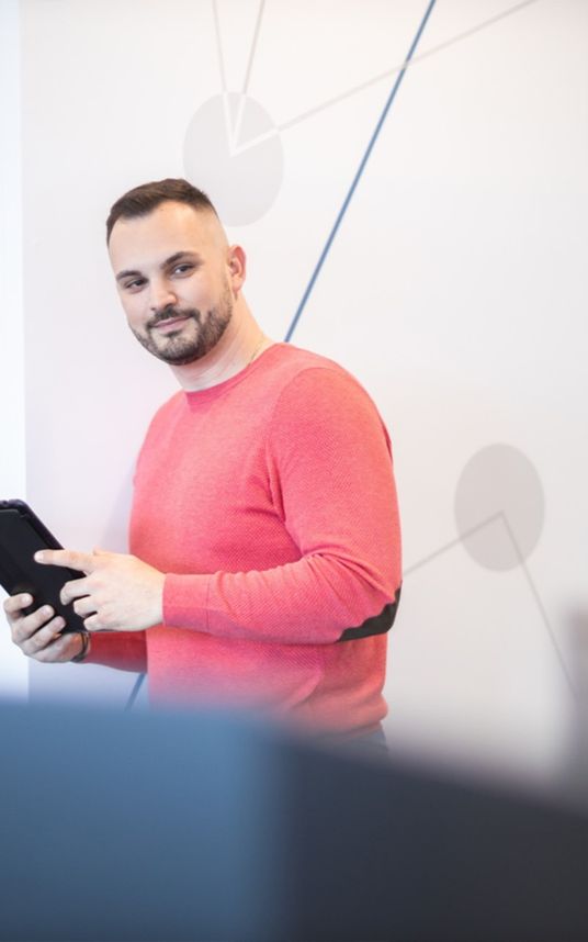 zamestnanec drží v ruke tablet