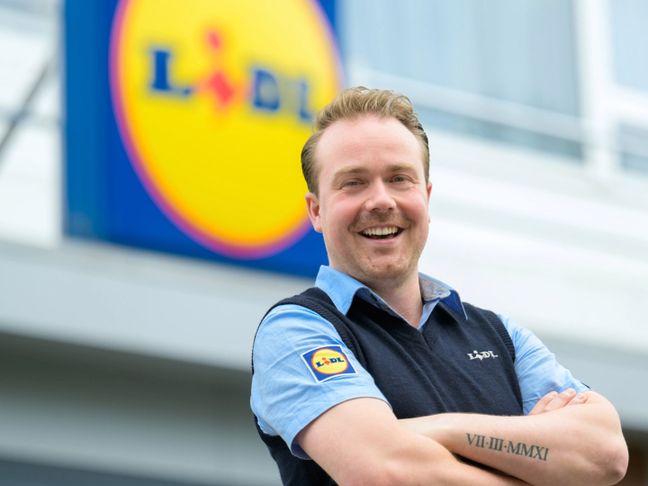 Supermarktmanager Mike staat voor Lidl winkel logo