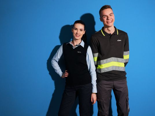 Azubis 2er Gruppe vor blauem Hintergrund