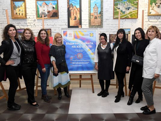 Участниците в благотворителната изложба Бъди промяната на 21 век организирана от Арете и Lidl