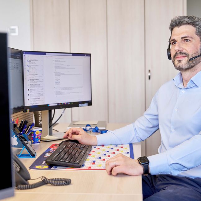 Collega team IT a PC in ufficio