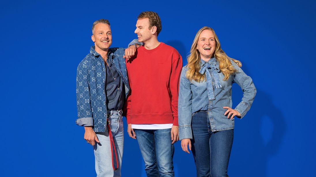 Drie Lidl collega's staan bij elkaar en lachen en praten