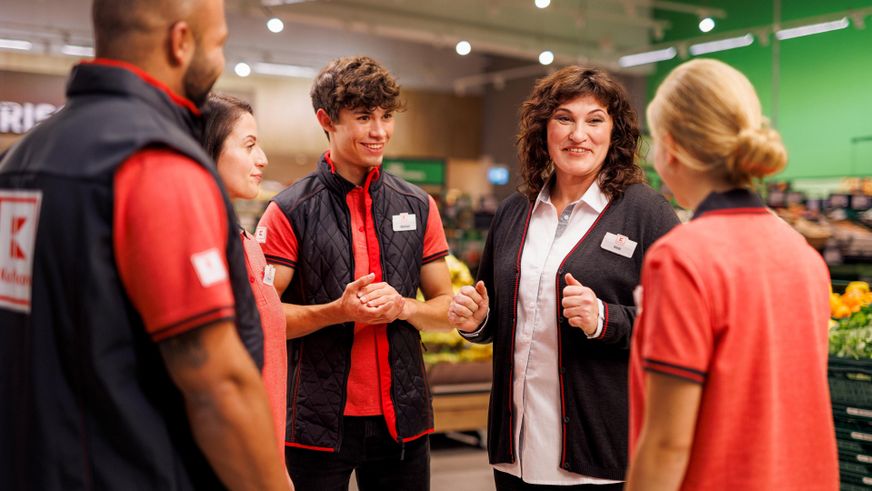Das Kaufland-Verkaufsteam im Gespräch mit Hausleitung in der Filiale.