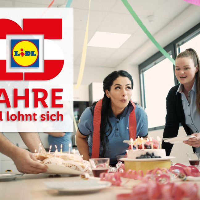 Mitarbeiter:innen feiern zusammen und essen Torte