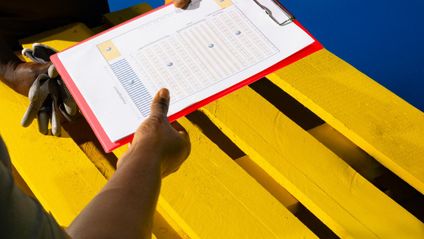 Ein Mitarbeiter hält eine Checkliste in der Hand
