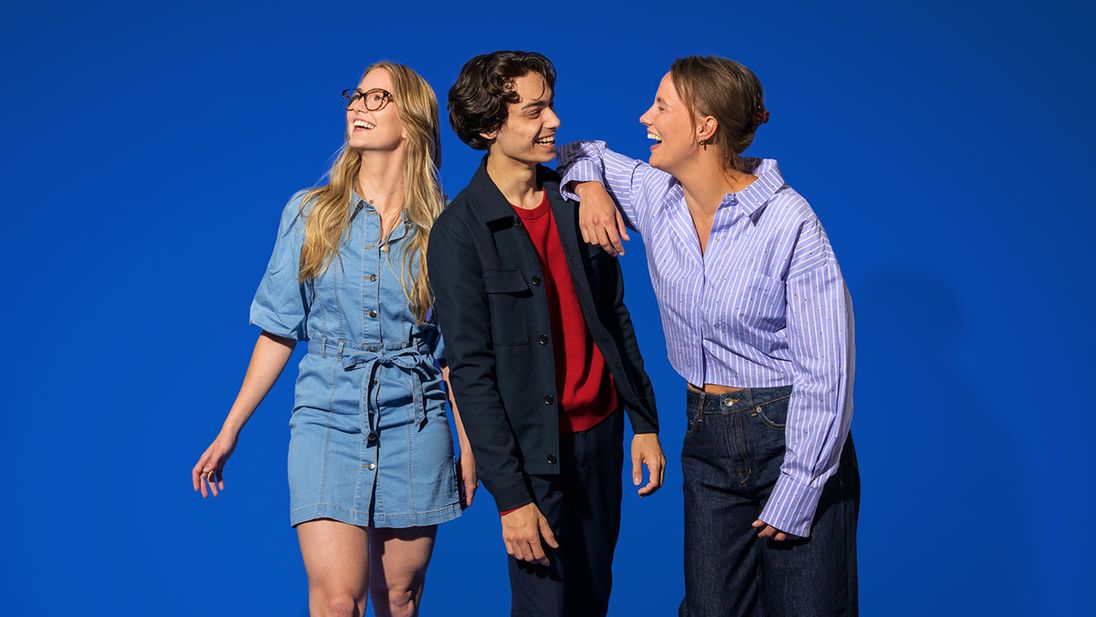 Drie Lidl customer care medewerkers staan gezellig bij elkaar te lachen