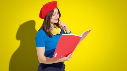 Donna con cappellino rosso e quaderno
