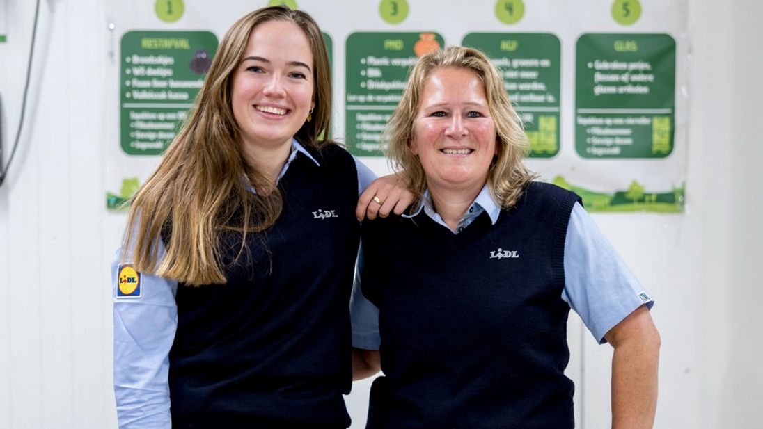 Een Lidl trainee retailmanagement in een Lidl supermarkt met een supermarktmanager