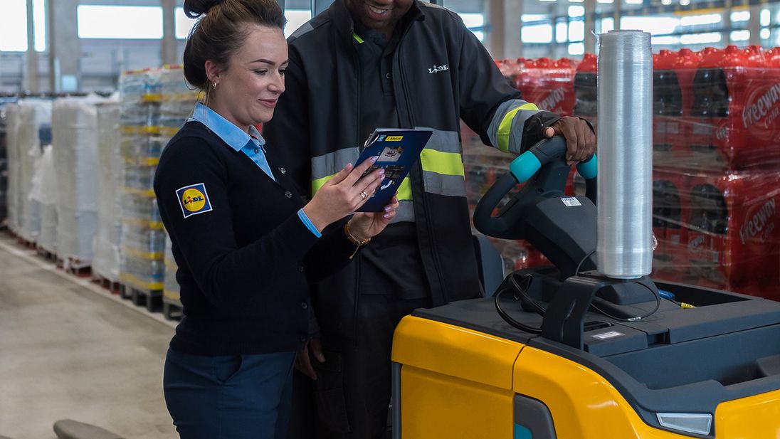 Assistent teammanager Marika in gesprek met collega orderpicker