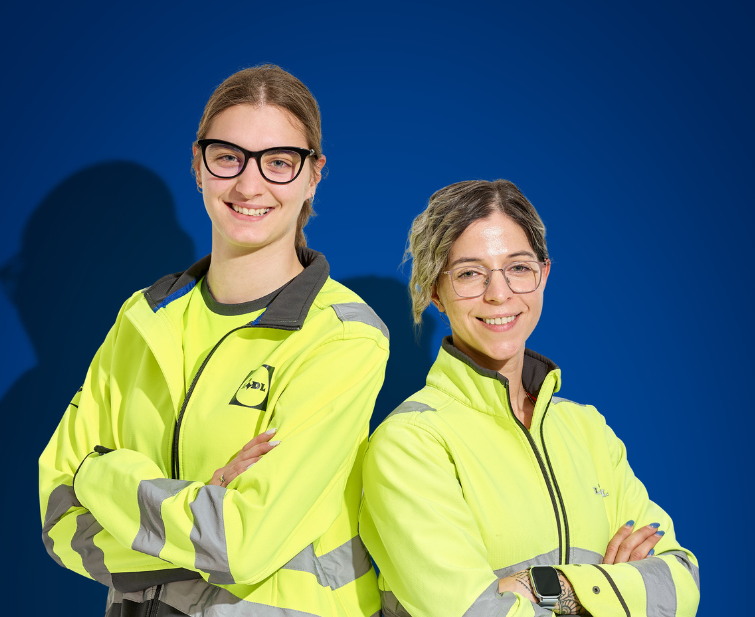 Colleghe logistica su sfondo blu