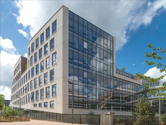 Photo d'un bâtiment du nouveau siège, vitré et moderne