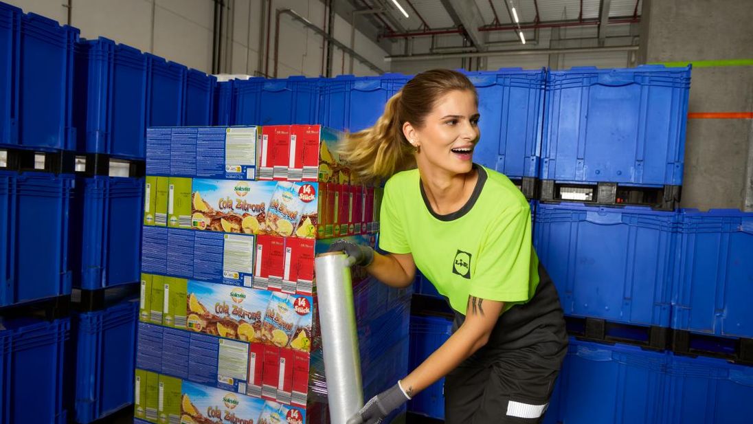 Logistik-Teamleiterin im Lager