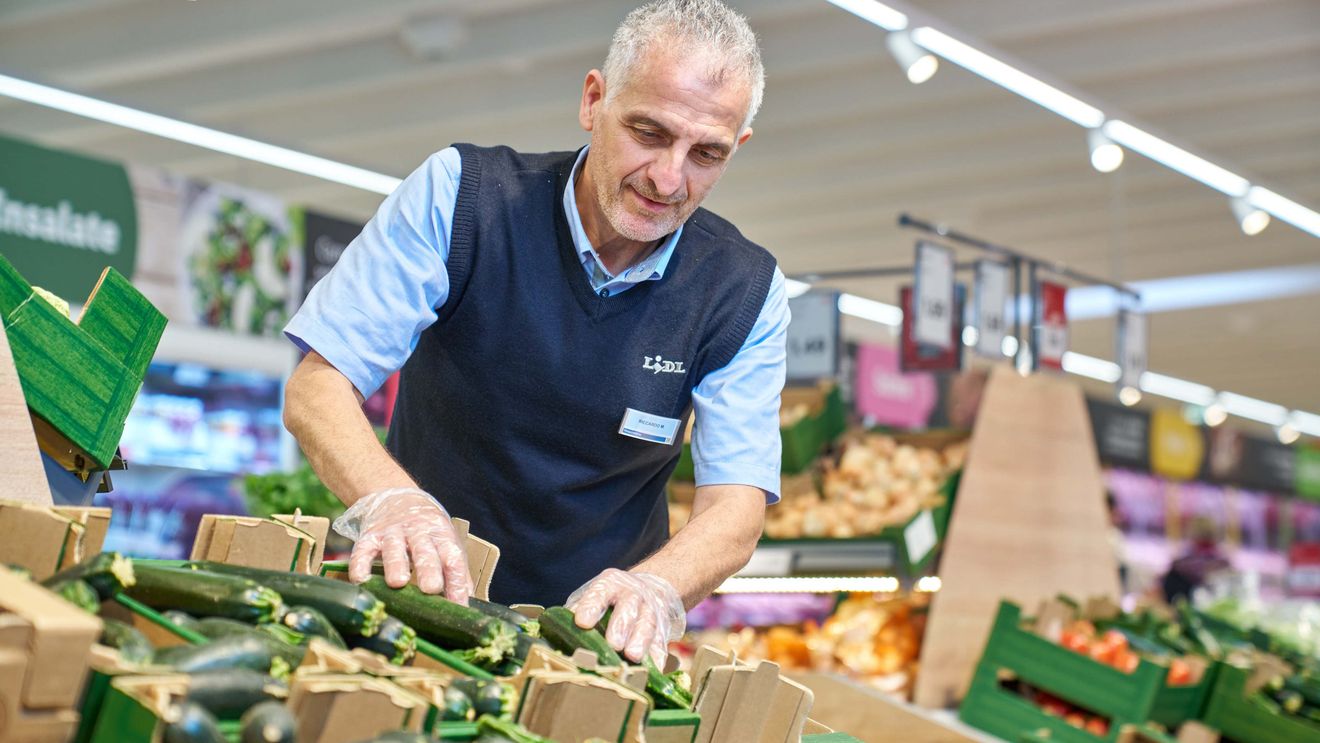 Assistant Store Manager al banco frutta e verdura