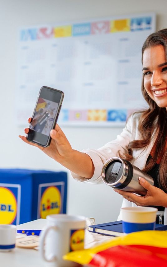 zamestnanec si pozera stranku Lidl e-shopu.