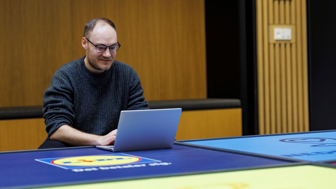 Lidlmedarbejder med computer på HQ