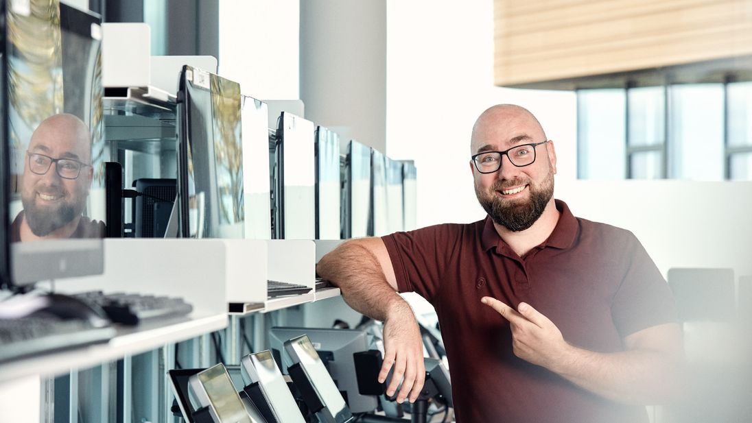 IT Kollegen mit Computern