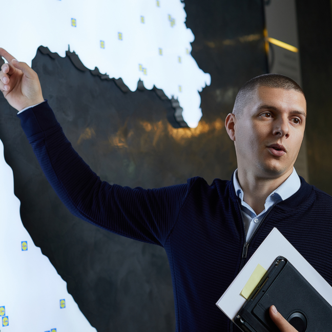 Senior consultant pred kartom Lidl trgovina